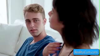 ���ाहू या मधली किशोरवयीन दाट तपकिरी रंगाचे केस चोखणे अवाढव्य लंड मिळत आणि तिच्या cunt fingered खोल