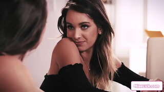 ���দ্দাম প্রভাবশালী বস দেখতে চায় তার নারী কর্মীদের বেহায়া tits, যদি সে করতে চায় রাখা তার কাজ.তিনি সেট করে তার উপর তার হাঁটু থেকে চাটা তার ভগ