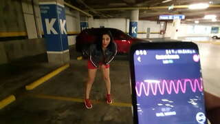 развълнуван момиче теребит пръстите си путка на паркинга на търговския център развълнуван момиче теребит пръстите си путка на паркинга на търговския център