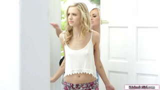 ���ូចមួយ tits ជំទង់លិទ្ធបន្ទាប់មក rimmed ដោយស្ដ្រីដែលស្រ bff