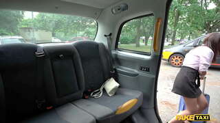 Ψεύτικο Ταξί Μίνα Moreno πήδηξε σε ένα ταξί