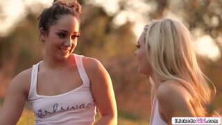 Λεσβία ημερομηνίες ίσια ξανθά, στη συνέχεια, ζάντες και γλείφει το μουνί