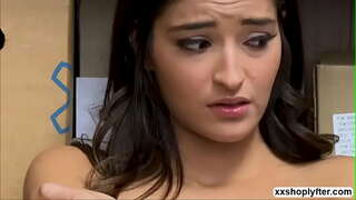 Horny Αξιωματικός παίρνει τελικά την ευκαιρία να fuck Έμιλι Γουίλις στο σκυλάκι