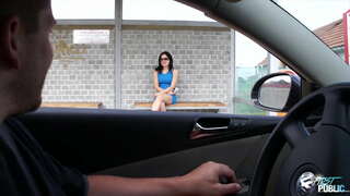 Paru dude kato mokemoke tamaiti i roto i te teihana pahi, e whakaatu ana i a ia kia pehea te hauhautanga ko fuck tūmatanui i roto i te āhua