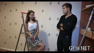 Един човек седи и гледа Един човек седи и гледа