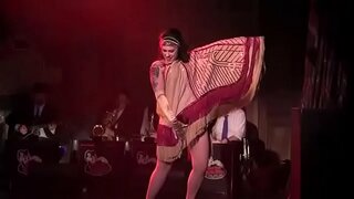 Danny Diesel , on sam Daniel Kolby , występuje z Bustout Burlesque w Nowym Orleanie .