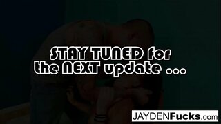 ���ረጃ brunette fucks የእሷ ጓደኛ