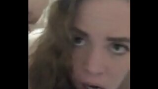 Шлюха-жена глубоко глотает и принимает анальную порцию спермы, пердя во время оргазма