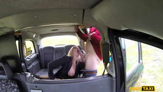 Хуурамч Таксины Халуун бяцхан хүүгийн Holly Үнсэлт Тархдаг түүний Хөл болон Sucks Cock