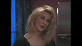 Гайхамшигтай шаргал эмэгтэй sucks хойлог, авдаг, түүний ягаан cunt баларч дээр хар буйдан